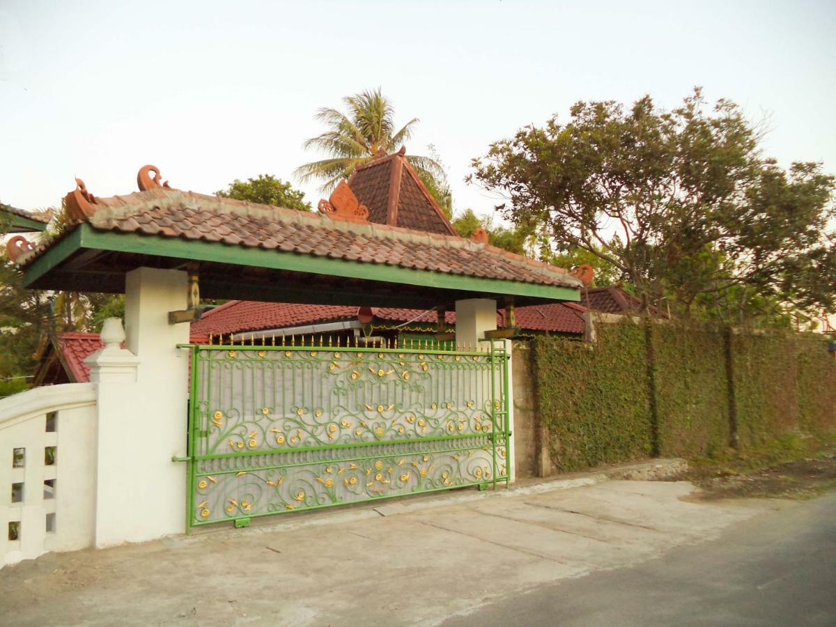 Joglo Yudhistira Villa Sleman  Exterior photo